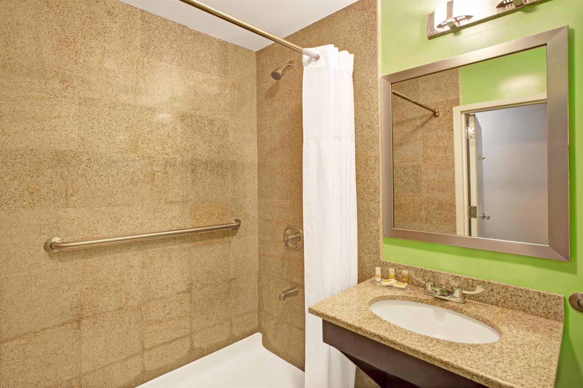 Days Inn & Suites By Wyndham Ozone Park/Jfk Airport Nova Iorque Exterior foto